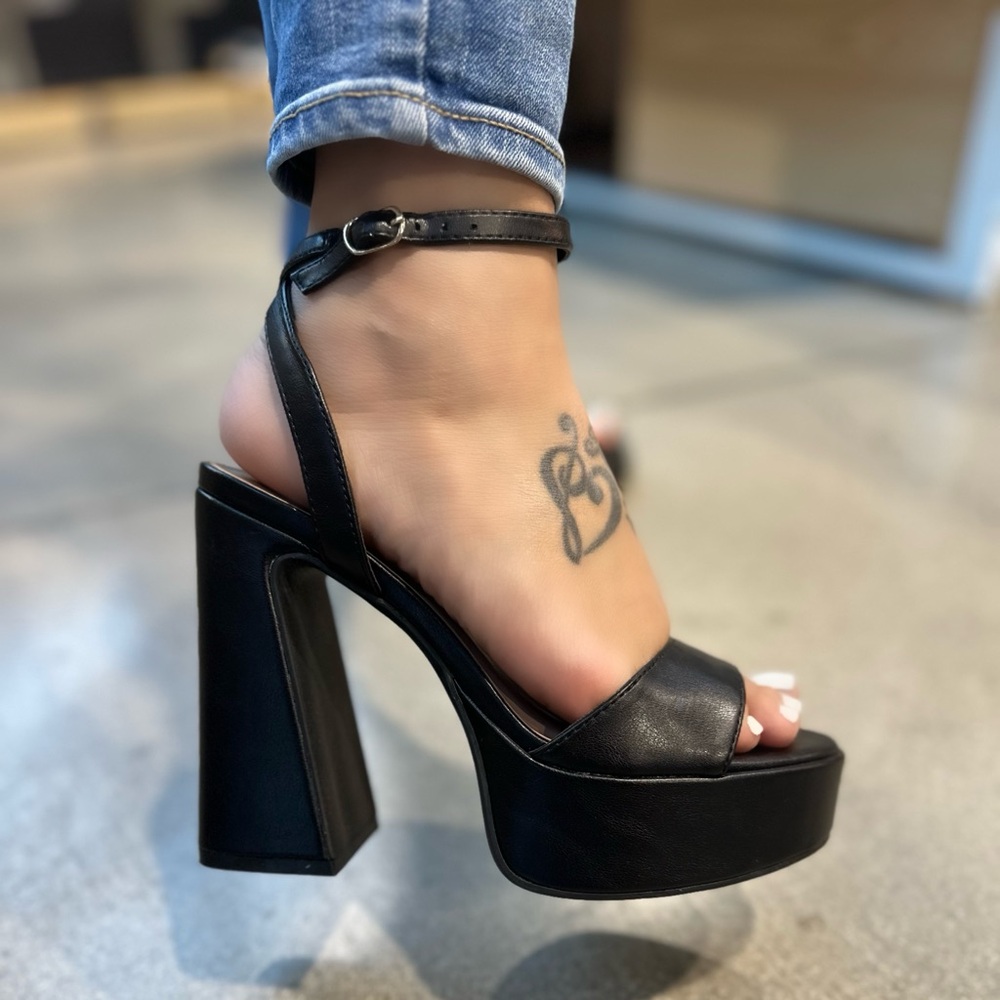NEW!! Sleek Black Platform Sandals with Chunky Heel - Picture 7 of 7